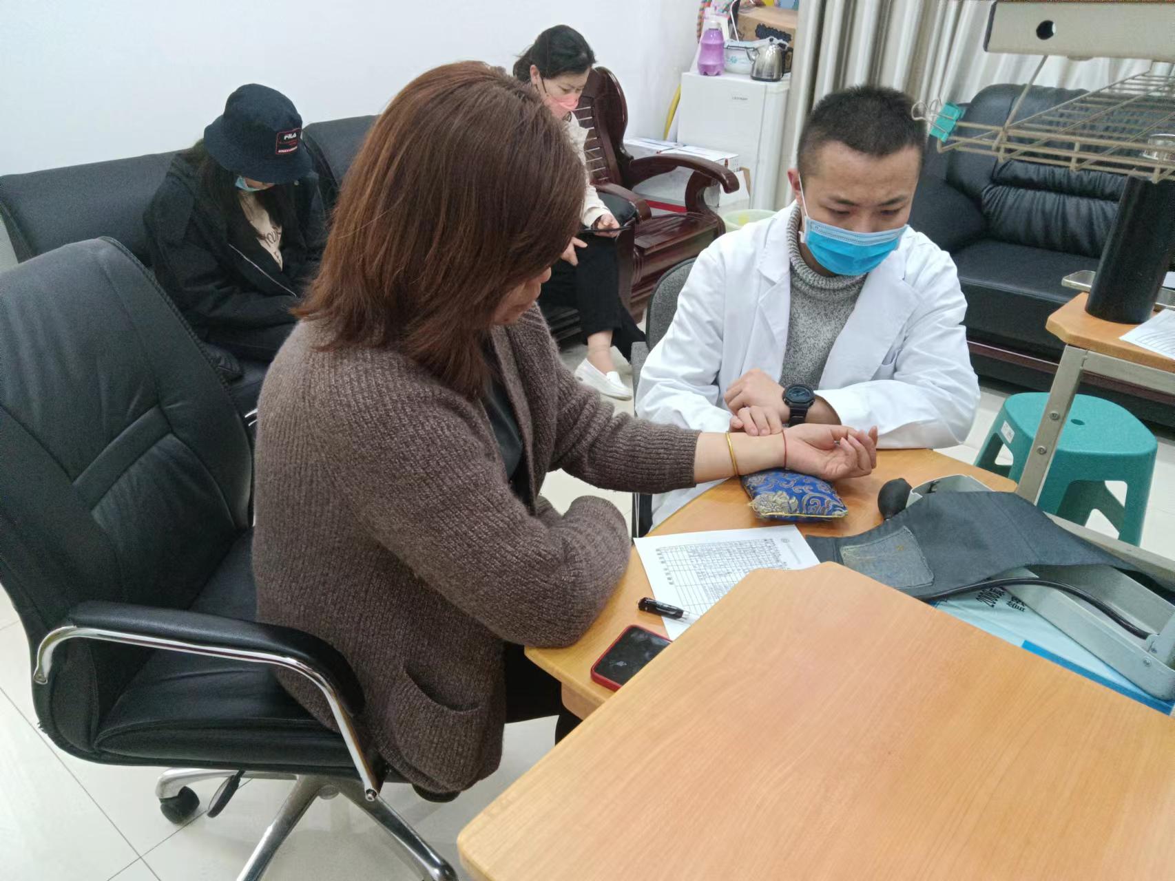 关爱职工 健康同行——学校工会为教职工开展中医咨询义诊活动-昆明学院工会